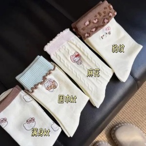 ถุงเท้าลายปักคิตตี้น่ารัก สีครีมขาว ระดับกลางน่อง สำหรับผู้หญิง ระบายอากาศได้ดี ซับเหงื่อ ลายการ์ตูนอนิเมะ - Product Image 3