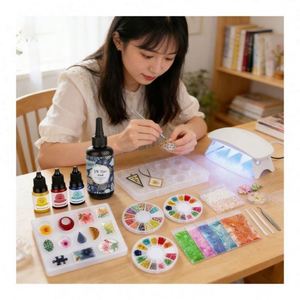 ชุดเริ่มต้นทำพวงกุญแจเรซิ่นทำมือ ทาสีด้วยมือ พร้อมอุปกรณ์ DIY  ยูวี คริสตัลใส อีพ็อกซี่แข็ง หลอดไฟ LED แม่พิมพ์ซิลิโคน กลิตเตอร์ ฟอยล์ ดอกไม้ - Product Image 3