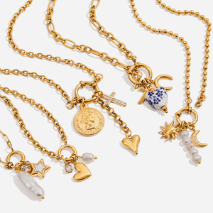 Collar Clásico de Acero Inoxidable Dorado con Colgante de Corazón, Perla y Circonita, Diseño con Cierre Marinero, Joyería de Regalo - Product Image 1