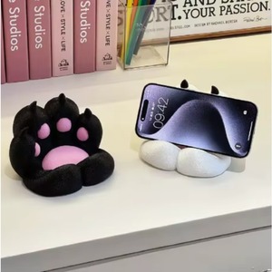 Support de téléphone en forme de patte de chat en peluche noir et blanc avec coussinets roses pour utilisation sur bureau unisexe - Product Image 1