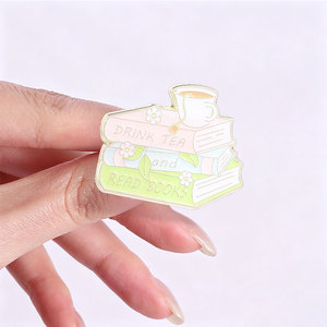 Broche en émail 'Perdu dans un livre' avec motif de vigne florale douce et fraîche, thème 'Boire du thé et lire des livres', pour sac, revers, bijoux, cadeaux - Product Image 3
