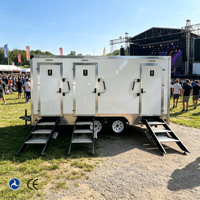 Remorque de toilettes mobiles blanche haut de gamme, résistante aux intempéries, à 3 portes, avec marches escamotables et portes verrouillables, idéale pour la location en camping-caristes et parcs de camping.