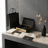 Boîte à double porte noire personnalisable avec logo, conteneur rigide premium avec bandes dorées et insert floqué pour suite de luxe en gros