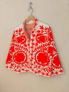 Chaqueta Blanca con Bordado Suzani Naranja, Chaqueta Corta de Estilo Bohemio con Arte Floral Folclórico, Prenda Exterior Étnica Hecha a Mano - Product Image 5