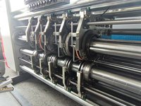 Ligne de liaison automatique pour impression flexographique de carton ondulé, machine d'impression, de rainurage et de découpe en ligne