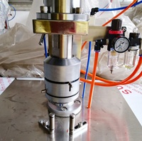 Machine à sertir les bombes aérosols