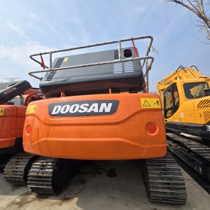 Excavatrice Doosan DX300 de grande capacité, excellente adaptabilité au terrain, idéale pour les travaux de terrassement et la remise en état des terres. - Product Image 5
