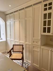 Meubles de chambre à coucher minimalistes en bois de style français, armoire sur mesure avec portes en verre, armoire de rangement pour vêtements d'hôtel - Product Image 2
