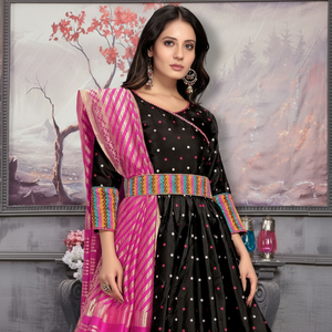 ชุดเดรสผ้าไหมทาฟเฟต้าสีดำยาว แขนสามส่วน ลายทอแบบซารี พร้อมผ้าคลุมไหล่แบบพู่ห้อย ราคาประหยัด - Product Image 1