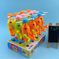 Sucettes en gros avec musique et lumière, jouets robots en plastique, bonbons surprises, sucettes en gelée, bonbons durs, cadeaux de dessins animés pas chers pour enfants
