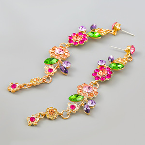 <span class=keywords><strong>Orecchini</strong></span> di strass <span class=keywords><strong>a</strong></span> fiori colorati da donna con design dolce piccoli <span class=keywords><strong>orecchini</strong></span> lunghi <span class=keywords><strong>a</strong></span> fiore - Product Image 1