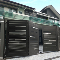 Portes automatiques pliantes électriques en aluminium modernes pour l'entrée principale, conception de clôtures, maison, villa, portail en aluminium à lamelles extérieur