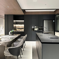 Cuisine moderne sur mesure en bois massif avec îlot en marbre, comptoir de rangement de qualité supérieure pour les cuisines de luxe