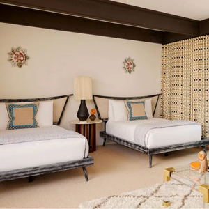 Suite de chambre et salon sur mesure en bois de chêne laqué, design contemporain et antique, pour hôtels, hôtellerie et appartements commerciaux - Product Image 1