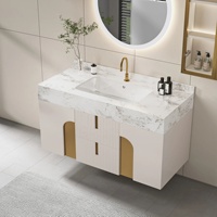 Meuble-lavabo de salle de bain personnalisé en bois massif moderne rayé cannelé porte design or avec comptoir en marbre évier simple armoire flottante
