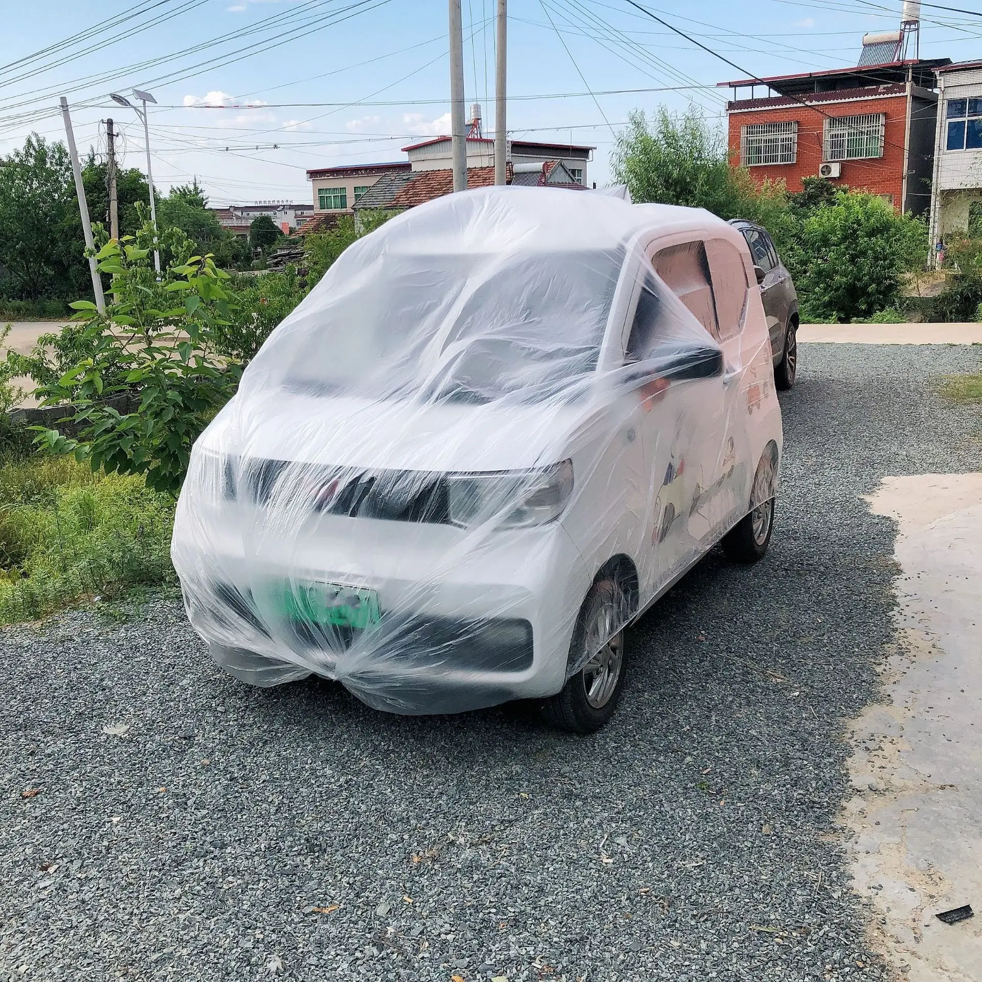 Nouveau type de couverture universelle de voiture personnalisée PE bâche de voiture en plastique jetable pour usage temporaire