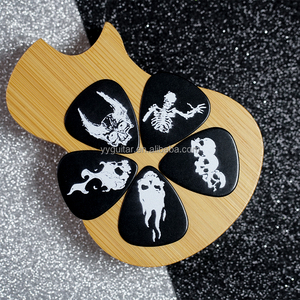 Vente en gros de plectres de guitare/basse en celluloid noir à motif crâne de feu, personnalisables avec votre marque, imprimés numériquement en couleur, imperméables et durables - Product Image 1
