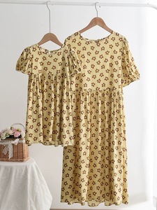 Abiti coordinati <span class=keywords><strong>madre</strong></span> e figlia con stampa floreale personalizzata, estivi, con maniche a sbuffo, per outfit familiari - Product Image 1