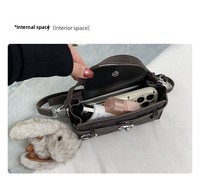 Sac à main et bandoulière pour femme, portable, tendance, en cuir PU gaufré avec pendentif lapin, fermeture magnétique, forme carrée, doublure en polyester