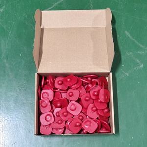 100 étiquettes antivol rigides carrées rouges EAS RF 82 MHz avec broche pour magasins de détail et boutiques de vêtements - Product Image 4