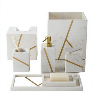 Juego de Baño de Diseño Moderno, Personalizable en Tamaño y Forma, en Color Blanco Mármol, con Cubo de Basura - Product Image 1