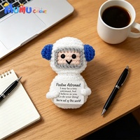 Fabricant sur mesure de poupées amigurumi en crochet faites à la main, représentant un astronaute positif, avec carte inspirante, compagnon de bureau pour le soutien émotionnel