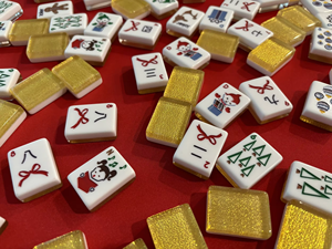 Ensemble <span class=keywords><strong>de</strong></span> mahjong américain en acrylique double couche avec paillettes dorées <span class=keywords><strong>de</strong></span> luxe pour <span class=keywords><strong>Noël</strong></span>, 160 tuiles, gravées avec des chiffres arabes, cadeau <span class=keywords><strong>de</strong></span> fête - Product Image 3