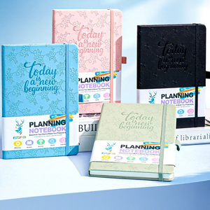 Carnet de planification quotidienne et hebdomadaire A5 avec pages intérieures en anglais, logo personnalisé et bande de maintien, livraison directe d'usine, cadeau exclusif - Product Image 1