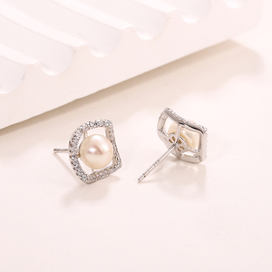 KAMMY Boucles d'oreilles clous tendance pour femme 6-6,5 mm, plaqué rhodium et platine, imitation perle avec design géométrique - Product Image 5