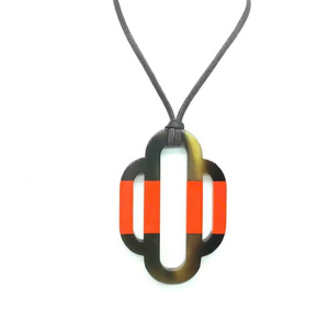 Colgante de cuerno de búfalo, elegante adorno de cuerno tallado a mano, joyería de moda sostenible para un estilo creativo y versátil, procedente de Vietnam. - Product Image 2