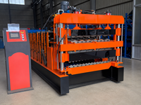 Machine de formage automatique de panneaux de toiture en acier coloré à trois couches avec moteur de pompe à engrenages PLC