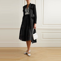 Fabricant de tricots sur mesure – Nouvelle collection hiver : Robe midi élégante et décontractée en laine peignée noire à col en V, manches longues et bordure crochetée, coupe trapèze, pour femme (ODM)