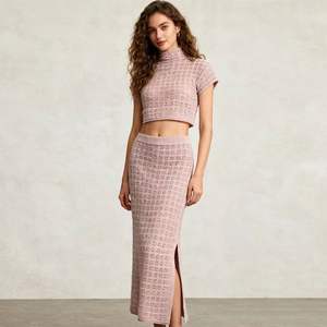ODM OEM 2025 Automne Nouvelle Collection Tendance Ensemble Deux Pièces Femme Tricoté Rose Sexy Crop Top et Jupe Assortis - Product Image 1