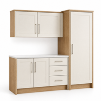 Meubles de cuisine modernes bicolores sur mesure, portes shaker en bois grainé, avec îlot en quartz cascade pour villa et appartement