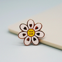 Chine Designer personnalisé doux dur émail broche en vrac dessin animé sourire tissu collier chapeau épingles ensembles avec paquets de cartes de support