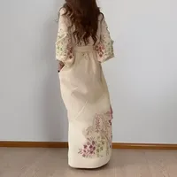 Robe élégante ajustée à manches longues et col montant blanche pour le printemps – Commande en gros, livraison rapide