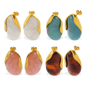 Boucles d'oreilles clous vintage imperméables, plaquées or 18 carats, résistantes au ternissement, avec marbrure irrégulière ambre pastel, conformes aux normes EU Reach et US CPSIA - Product Image 5