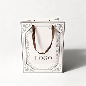 Sacs en papier d'art personnalisés de haute qualité avec poignées pour l'emballage de cadeaux de luxe - Product Image 1