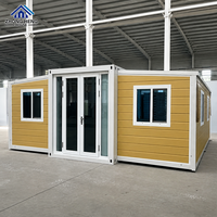 Casa Container Espandibile Gialla Personalizzabile con Telaio Bianco a T, Doppia Porta in Vetro, Completamente Arredata, con Cucina e Magazzino