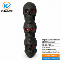 Décoration d'Halloween : Crâne Triple Empilé avec Yeux Rouges LED - Ornement en Résine Effrayant, Alimenté par Piles AA ou Énergie Solaire, Design Personnalisable pour
