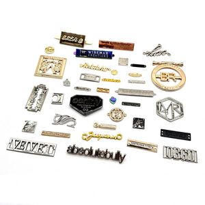 Etiquetas Personalizadas de Acero Inoxidable Plateado para Bolsos, Etiquetas Metálicas Pequeñas con Logotipo 3D para Ropa, Bolsos, Carteras y Sombreros - Product Image 1