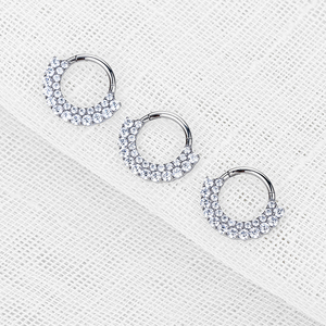 Anillo de Nariz de Titanio Chapado en Oro Vintage ASTM F136, con Doble Nivel de Circonitas, Tipo Clicker, Segmento Articulado - Product Image 4