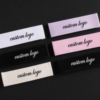 Étiquette de vêtement imprimée, logo personnalisé, satin, 25x55mm, à coudre, usine OEM, vente en gros, vêtements personnalisés, rouleau, écologique