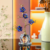 Ornamen bunga kristal dianyam tangan dengan bunga kristal polihedral, dilapisi batang berlapis emas, dan merupakan karya seni bunga.