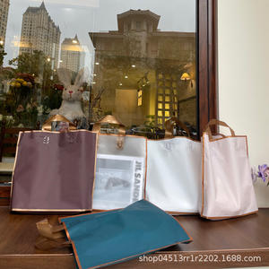 Sac de shopping givré personnalisé avec logo de marque, sac cadeau de luxe pour boutique de vêtements, sac à poignée avec bordure dorée imprimée - Product Image 4