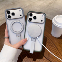 Coque de téléphone prête pour les selfies pour iPhone 15 14 Pro, dos transparent mat avec sangle de maintien pliable et protection métallique surélevée pour l'objectif