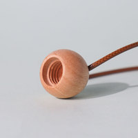 Logo personnalisé vide 10ml bouteille de parfum en verre coloré désodorisant de voiture bouteille diffuseur suspendu avec couvercle en bois