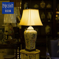Lampe de table décorative blanche populaire pour hôtel, avec abat-jour en tissu céramique à motif floral et oiseaux, et ampoule à incandescence