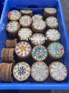 Posavasos Artesanal Moderno y Ecológico con Incrustaciones de Madreperla, Hecho a Mano con Ratán, Protector de Mesa con Mosaico de Conchas Redondas, Decoración para el Hogar - Product Image 5