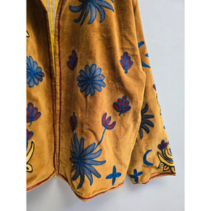 Veste pour femme en velours marron moutarde brodée de fleurs, avec motifs botaniques bleus, vêtement d'extérieur bohème à manches longues de créateur - Product Image 5